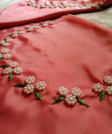 Beadwork Blouse Design, Simple Hand Work Designs For Kurti, Simple Neck Works For Kurti, Simple Work Designs For Kurtis, Moti Dress Design, Simple Trendy Blouse Designs, Simple Work For Kurti, Back Neck Embroidery Designs For Blouses, Beeds Embroidary