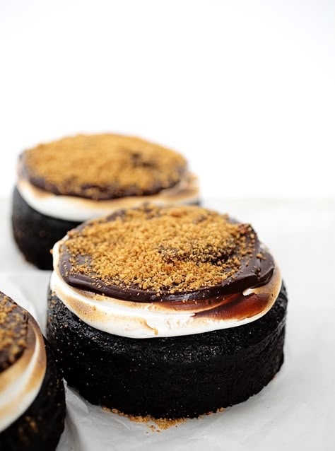 S'mores Cakes for Gifting | The Vanilla Bean Blog Small Chocolate Cake, Vanilla Bean Blog, Valrhona Chocolate, Toast In The Oven, Marshmallow Creme, Marshmallow Fluff, Gift Cake, Small Cake, Graham Cracker Crumbs