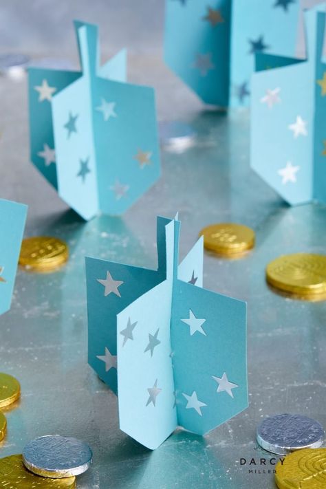 Diy pop-up dreidel Hanukkah Decorations Diy, Hannukah Crafts, Hanukkah Game, Hanukkah Diy, Diy Hanukkah, Hanukkah Dreidel, Hanukkah Crafts, Chanukah Party, Diy Holiday Cards