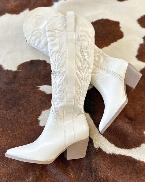 white boots are a MUST 🤩✨ These are a summer country concert NECESSITY!! The simple boot stitch design makes it so easy to pair these with almost EVERY outfit🥳 Get your hands on these this SUNDAY @ 10:00 AM CST Cow Girl Boots Aesthetic, White Cow Girl Boots, Cow Girl Boots, Boots Aesthetic, Summer Country, White Cowboy Boots, Girl Boots, Bow Boots, White Cow