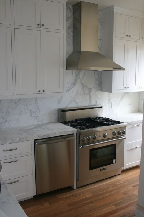 Dishwasher Installation, One Wall Kitchen, Dining Corner, Marble Counters, Steel Range Hood, Oven Design, White Shaker Cabinets, Stainless Steel Range, Marble Backsplash