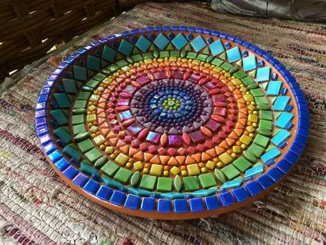 Mosaic Garden Ideas, Mosaic Bird Bath, Mosaic Tiles Crafts, Mosaic Birdbath, Mosaic Art Diy, Mosaic Stepping Stones, Mosaic Pots, Mosaic Flower Pots, Mosaic Garden Art