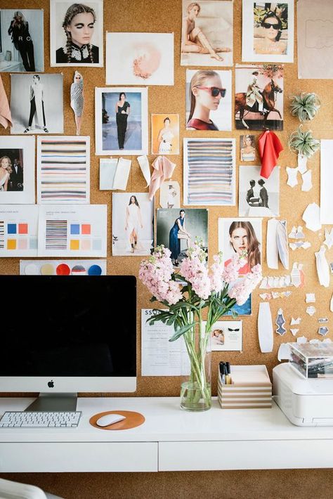 an oversized cork pinboard is a great idea to get inspired Cozy Home Office, Cork Wall, Workspace Inspiration, Home Office Space, Trendy Home, A Desk, Inspiration Boards, Office Inspiration, Cork Board