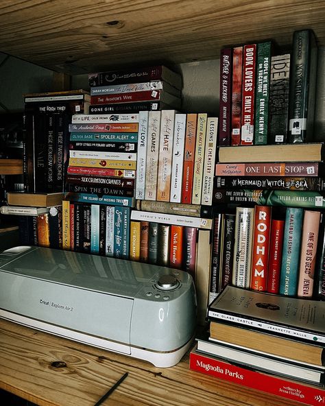 current setup ✨ for my bday, my fiance took me to my local friends of the library sale and i went ABSOLUTELY ham (im talking 40+ books) and i’ve been dreading putting them away for literal months. finally i got the courage to arrange them on my not-so-book-friendly bookshelf and im a little bit in love with the layout. 🤩 these shelves are meant for garage/heavy duty storage and it’s hard to find the best way to store my books, but i think i made it work! before you ask, no these are not a... Bookshelf Arrangement, Ways To Store Books, Little Bookshelf, Friends Of The Library, Magnolia Parks, My Bday, My Books, Stack Of Books, Make It Work