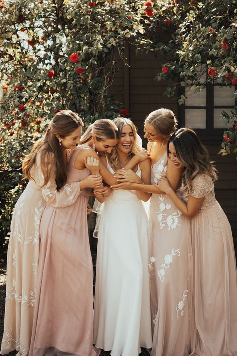 Boho Bridesmaid Dresses, Bridesmaid Poses, Bridesmaid Pictures, Bridesmaid Photoshoot, Bridesmaid Dresses Boho, Blush Bridesmaids, Bridesmaid Dresses With Sleeves, Blush Bridesmaid Dresses, Wedding Picture Poses