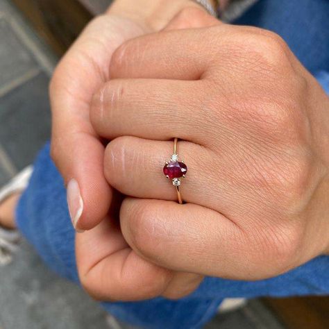 Blair Waldorf Ruby Ring, Ruby Oval Ring, Oval Ruby Ring Design, Ruby Ring Simple, Ruby Promise Ring, Ruby Ring Designs, Promise Ring Gold, Antique Ruby Ring, Engagement Diamond Ring