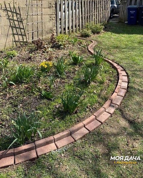 Brick Garden Edging, Brick Edging, Brick Garden, Front Yard Garden Design, Landscape Edging, In Front Of House, Home Landscaping, Garden Yard Ideas, Backyard Garden Design