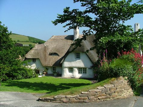 House Exterior English, Cottages England, Cornish Cottage, British Cottage, Pool House Designs, Cottage Designs, Beautiful Bedrooms Master, Storybook Homes, Basement House Plans