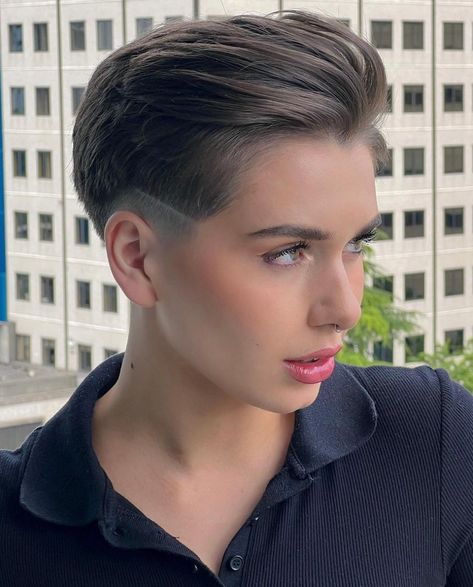 Long Pixie Pompadour and Shaved Undercut Style Female Pompadour, Pixie Pompadour, Pixie-cut Lang, Pixie Cut Shaved Sides, Fade Haircut Women, Types Of Fade Haircut, Fade Haircut Designs, Pixie Undercut, Short Hair Highlights