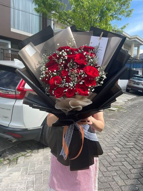 Rose Flower Bucket, Bouquet For Men Flower, Flower Buke Ideas, High School Graduation Flowers Bouquet, Flowers For Men Boyfriends, Birthday Flowers Bouquet For Men, Rose Bucket Flower, Bouquet For Man, Buket Love