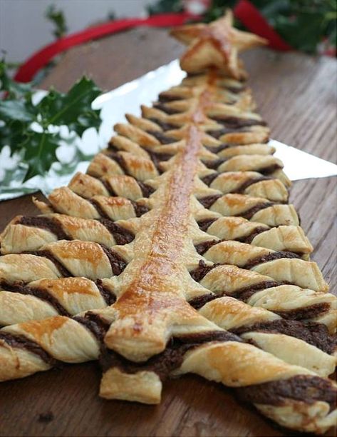 Nutella Christmas Tree, Pastry Christmas Tree, Nutella Pastry, Desserts Nutella, Pastry Christmas, Nutella Puff Pastry, Christmas Tree Food, Nutella Desserts, Christmas Desserts Easy