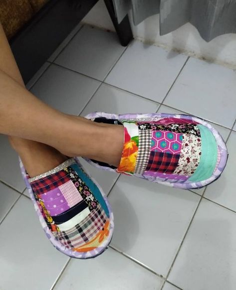 House Slippers Pattern, Handmade Shoes Pattern, Sewing Slippers, Making A Quilt, Winter Sewing Projects, Quilted Shoes, Scraps Of Fabric, Diy Slippers, Diy Sneakers