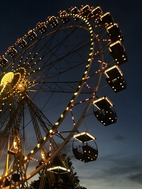 Ferris Wheel At Night Aesthetic, Santa Monica Aesthetic Night, Roller Coaster Aesthetic, Ferris Wheel Aesthetic, Amusement Park Aesthetic, Punk 57, Taylor Swift Christmas, Hot Coco, Fun Fair