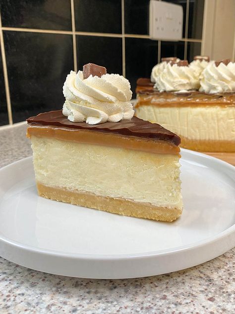 Twix Cheesecake Recipe, Cheesecake Factory Oreo Cheesecake, Twix Brownies, Ash Baber, Twix Recipe, Puff Pastry Croissant, Twix Cheesecake, Twix Cake, Recipes For Cookies