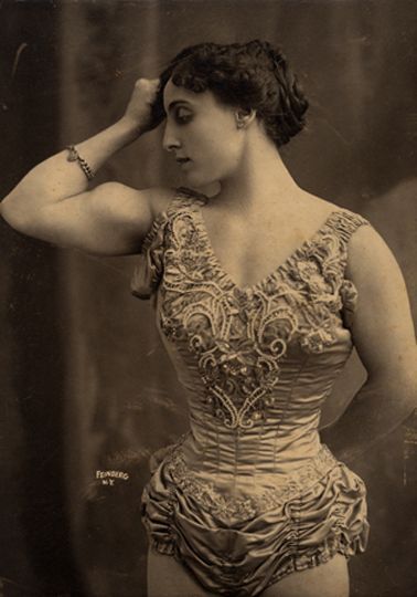 vintage everyday: Fantastic Vintage Photos of Beautiful Muscular Women in the early 1900s/cus strong woman 1905 Vintage Exercise Photos, Monday Quote, Old Circus, Circus Vintage, Circus Sideshow, Circus Performers, Photographie Portrait Inspiration, This Is Your Life, Quote Life