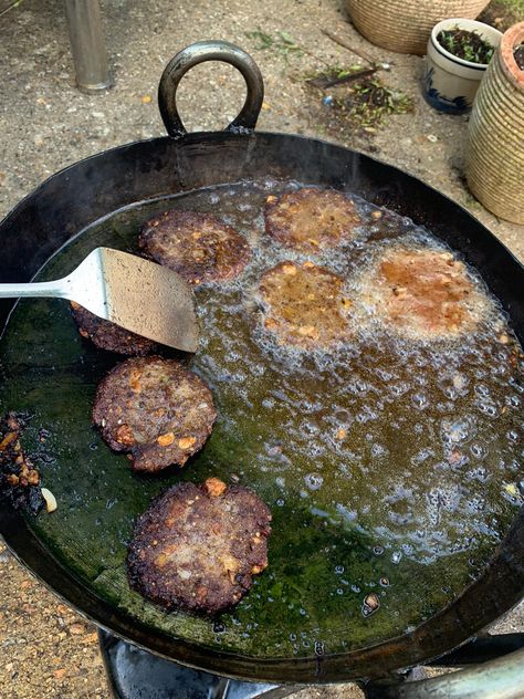 Pakistani Chapli kebab👌 Chelo Kebab Recipe, Kalmi Kebab, Chapli Kebab, Shami Kebabs, Mushroom Galouti Kabab, Kebabs, Cast Iron Pan, Iron Pan