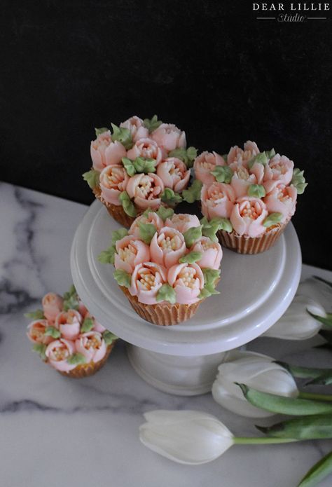 Tulip Cupcake Tutorial (Using Russian Piping Tips) - Dear Lillie Studio Best Icing For Cupcakes, Tulip Cupcakes, Russian Icing Tips, Hydrangea Cupcakes, Rosette Cupcakes, Pastry Ideas, Cupcake Piping, Frosting Flowers, Russian Piping Tips