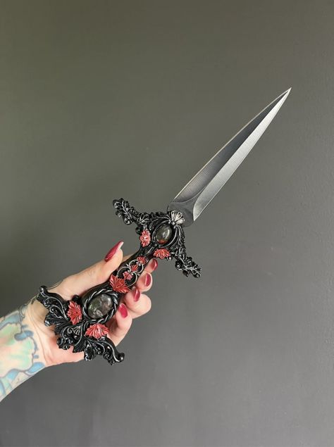 Fantasy Dagger, Knife Aesthetic, Pretty Knives, Cool Swords, Cool Wallpapers, Knife Collection, Aesthetic Tattoo, Cool Knives, Fantasy Aesthetic