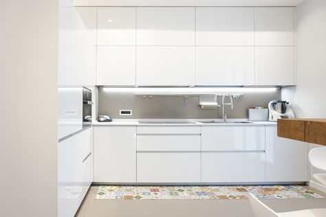 Cucina laccata lucida bianca Valcucine dal design molto pulito con pensile a soffitto, spazio snack Lago e sgabelli Kristalia. Camera Aesthetic, Kitchen Inspirations, Backsplash, Kitchen Cabinets, Home Decor, Design, Home Décor