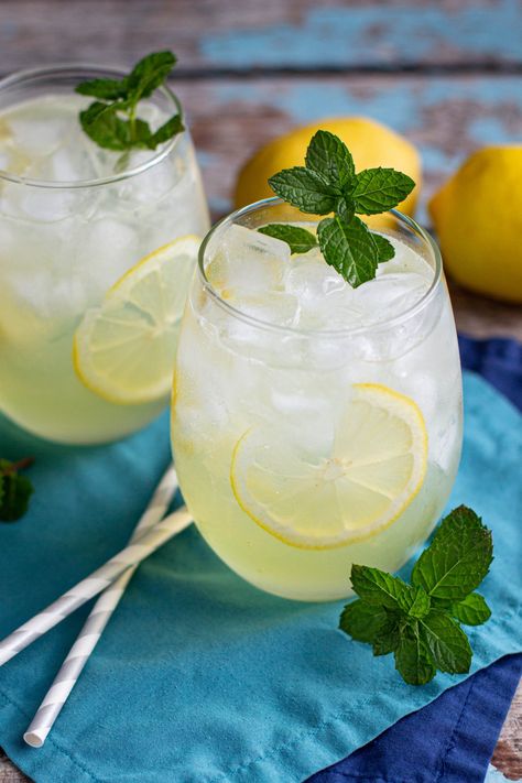 Limoncello Gin Collins Cocktail Recipe - A Nerd Cooks Gin Collins, Vodka Collins, Limoncello Cocktails, Limoncello Recipe, Collins Cocktail, Homemade Limoncello, Mint Simple Syrup, Summer Drinks Alcohol, Culinary Classes