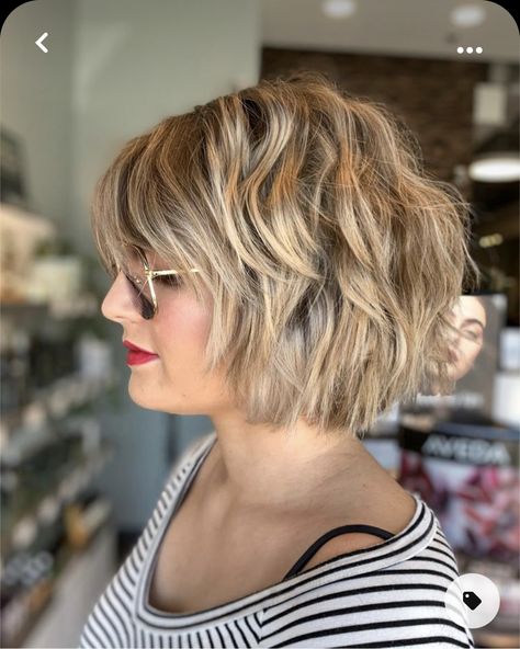 Tan Skin Blonde Hair, Red Bob, Choppy Bob Hairstyles, Chin Length Hair, Bob Hairstyles For Fine Hair, Penteado Cabelo Curto, Short Blonde, Short Hair With Bangs, Fiery Red