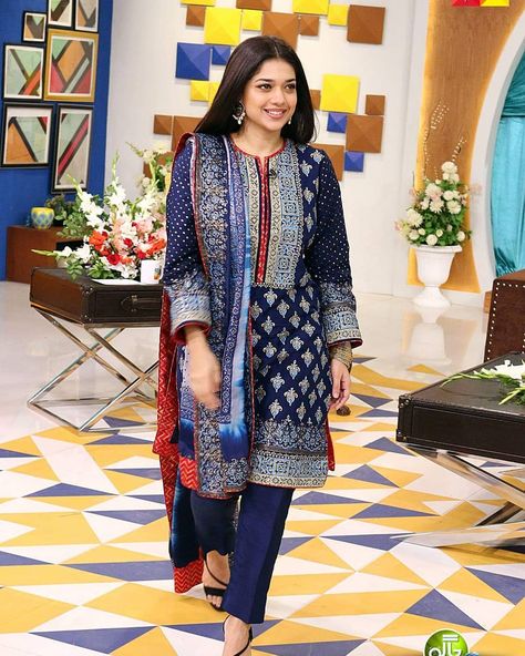 136.5k Followers, 13 Following, 1,438 Posts - See Instagram photos and videos from Sanam Jung |Jago Pakistan Jago (@sanamjungjpj) Pakistani Casual Dresses, Lawn Wedding, Classy Suits, Sana Safinaz, Salwar Kamiz, Pakistani Celebrities, Morning Show, Desi Wedding, Under One Roof