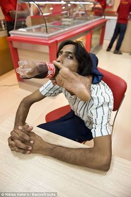 Man drinking a coke from his foot. Wow thats crazy looking Bad Family Photos, Funny Photos Of People, Guinness Book, Weird Images, Crazy People, Really Funny Pictures, Funny Pics, Funny Photos, Mood Pics