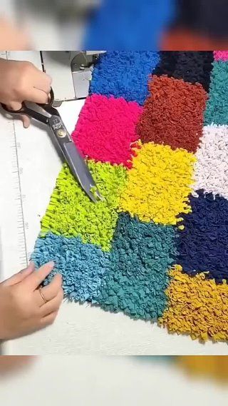 Diy Pom Pom Rug, Rag Rug Diy, Tufting Diy, Door Mat Diy, Braided Rag Rugs, Weaving Loom Diy, Diy Crafts For Teens, Pom Pom Rug, Rug Tutorial