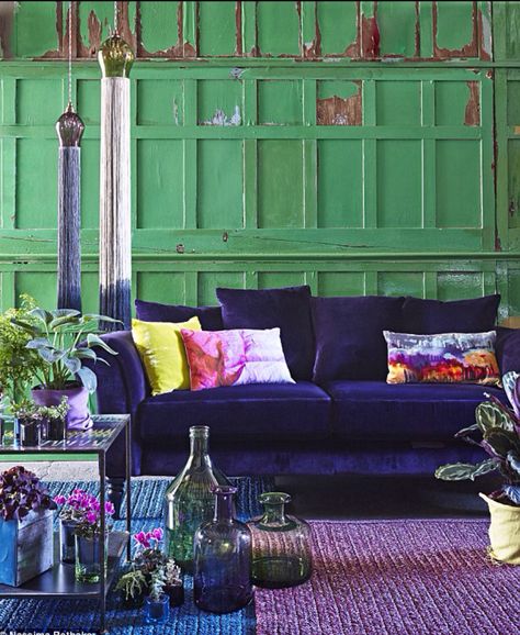 Indigo Velvet sofa , green walls, purple accents. Green Couch Blue Walls, Purple Couch, Pantone 2016, Purple Living Room, Green Couch, Purple Interior, Green Sofa, Deco Boheme, Living Room Green