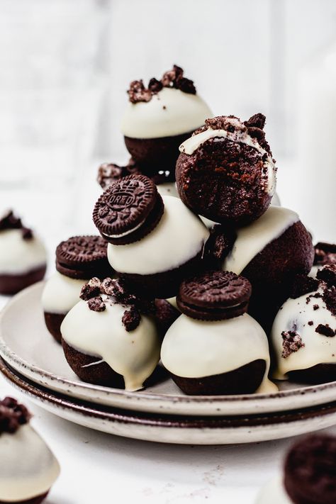 Vegan Oreo Cake Balls (GF-Option) – Nourishing Amy Vegan Oreo Cake, Protein Snacks Low Carb, Vegan Cake Pops, Oreo Cake Balls, Oreo Cake Pops, Cake Ball Recipes, Chocolate Oreo Cake, Oreo Buttercream, Cake Ball