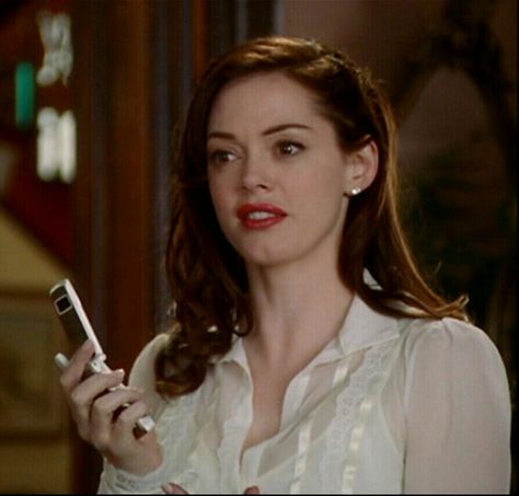 Paige Charmed, Paige Matthews, Sabrina Spellman Style, Charmed 1998, Sabrina Spellman, Cute Outfits, Actresses, Hair Styles