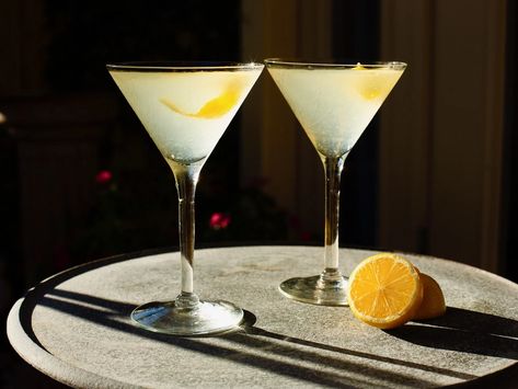 Lemon Vanilla Vodka Cocktail - Delicious Vanilla Vodka Drink. This sweet and creamy vanilla vodka drink is similar to a lemon drop, with a sweet vanilla essence. Easy vanilla vodka cocktail. | ToriAvey.com #lemoncocktail #vanillavodka #vanillacocktail #Purim #TorisKitchen Vanilla Vodka Recipes, Vanilla Vodka Drinks, Vanilla Cocktail, Purim Recipe, Lemon Drop Cocktail, Christmas Drinks Recipes, Lemon Cocktail, Lemon Drop Martini, Lemon Frosting