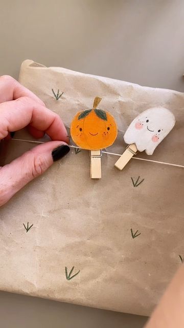 Clothespin Art, Homeschool Crafts, Crafty Gifts, Diy Gift Wrapping, Paper Garland, Halloween Deco, Painting For Kids, Gift Wrapping Paper, Holidays Halloween