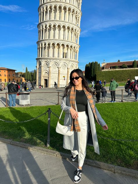 Italy Tourist Outfits, Tourist Aesthetic, Architecture Outfit, Italy Tourist, Tourist Outfit, Pisa Italy, Europe Outfits, Spain And Portugal, Leaning Tower