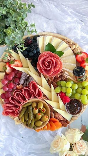 Charcuterie Food, Ham And Cheese Roll Ups, Classic Pizza, Food Artists, Charcuterie Inspiration, Deli Ham, Cheese Party, Cheese Rolling, Charcuterie Recipes