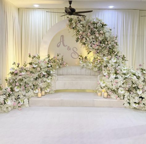 Wedding Pelamin Aesthetic, White Pelamin Wedding, Pelamin Tunang Aesthetic, Pelamin English Style, Wedding Backdrop Design Indoor Elegant, Altar Wedding Indoor, Pelamin Minimalist Rumah, Pelamin Nikah Simple, Indoor Engagement Decorations