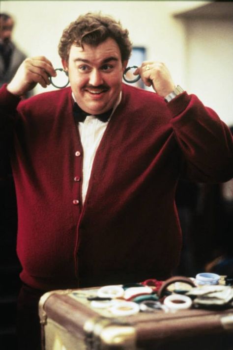 John Candy in Planes, Trains and Automobiles Million Dollar Extreme, Good Comedy Movies, Planes Trains And Automobiles, John Candy, 90s Movies, 80s Movies, Hollywood Legends, Comedy Films, Funny Movies