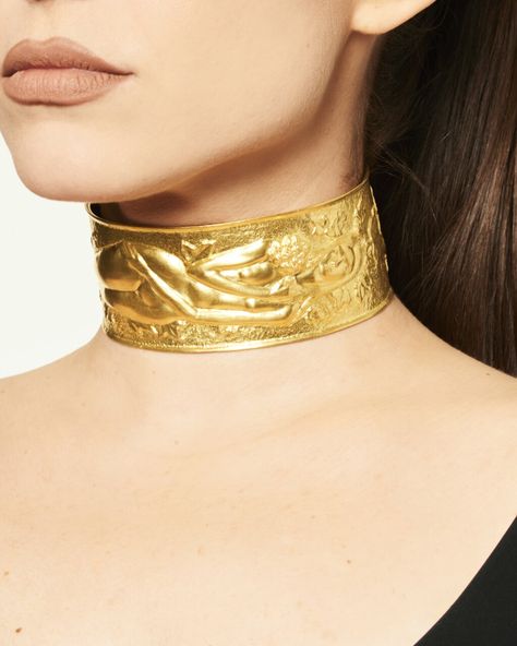 Gold Collar Choker, Gold Necklace Choker, Golden Choker, Holding A Bouquet Of Flowers, Holding A Bouquet, Gold Collar Necklace, Ivy Leaves, Vintage Jewlery, Antique Jewellery Designs