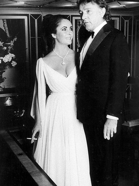 Elizabeth Taylor Style, Burton And Taylor, Hollywood Vintage, Richard Burton, Liz Taylor, Hollywood Photo, Heart Vintage, Taylor White, Hollywood Glam