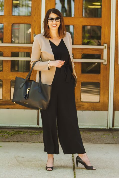 A style guide on how to wear a jumpsuit to work. Featuring the ideal jumpsuit for a work environment and styling options for blazers, shoes and jewelry. Here I’m wearing the Everlane jumpsuit, which I believe is the perfect beginner jumpsuit for both casual and work purposes. Who knew a jumpsuit for work would be such a fun thing to wear. Black Jumpsuit With Blazer, Spaghetti Strap Jumpsuit Outfit, Everlane Jumpsuit, Jumpsuit For Work, Jumpsuit Outfit Winter, Grad School Outfit, How To Wear A Jumpsuit, Black Jumpsuit Outfit, Blazers Shoes