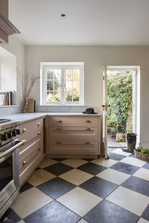 Chequerboard Tiles, 18th Century House, Queen Anne House, Kitchen Floors, White Headboard, London House, Kitchen Units, Stylish Kitchen, House Garden