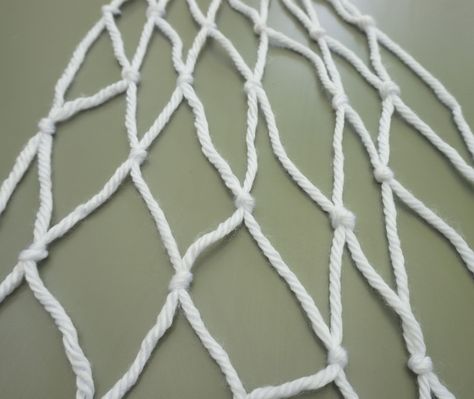 Now you have a macrame net Macrame Net, Macrame Wall Hanging Ideas, Diy Dream Catcher Tutorial, Types Of Knots, Easy Macrame, Table Runner Diy, Simple Macrame, Diy Decoracion, Macrame Wall Hanging Diy