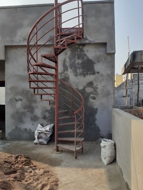 Round Stairs Design Outdoor, Spiral Staircase Outdoor, Reling Design, درابزين السلم, Staircase Layout, Steel Stairs Design, Stair Design Architecture, Staircase Outdoor, Home Gate Design