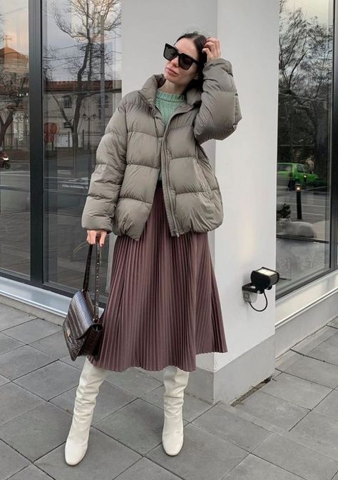 Puffer Jacket With Skirt Outfit, Puffer Jacket And Skirt Outfit, Puffer Jacket Skirt Outfit, Long Puffer Outfit, Clothes Photoshoot, Puffer Coat Outfit, Puffer Outfit, Work Outfits Frauen, Winter Mode Outfits