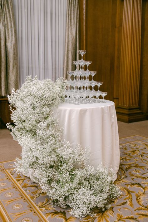 Chic and modern white on white wedding at The Vancouver Club in Vancouver B.C. shot by Blush Wedding Photography. #vancouverwedding #vancouverweddingphotographer #blushweddingphotography #whitewedding #modernwedding #whiteflowers #VancouverClubWedding Cheap Wedding Flowers Centerpieces, White Flowers Candles Wedding, Sweetheart Table Floral Garland, Acrylic Chairs Wedding Receptions, Wedding Decorations Gypsophila, Simple All White Wedding Decor, Centerpiece With Candles And Flowers, All White Minimalist Wedding, White Themed Wedding Decor