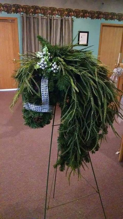 Horse wreath Horse Head Wreath, Flower Head Wreaths, Horse Wreaths, Head Wreath, Floral Trends, Memorial Flowers, Cemetery Flowers, Cowboy Christmas, Sympathy Flowers