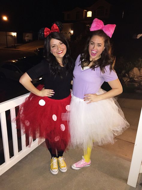 Minnie Mouse and Daisy Duck. Best friend costumes! Daisy Duck Halloween Costume, Duck Halloween Costume, Daisy Costume, Best Friend Costumes, Best Group Halloween Costumes, Halloween Costumes To Make, Friend Costumes, Bff Halloween Costumes, Best Friend Halloween Costumes