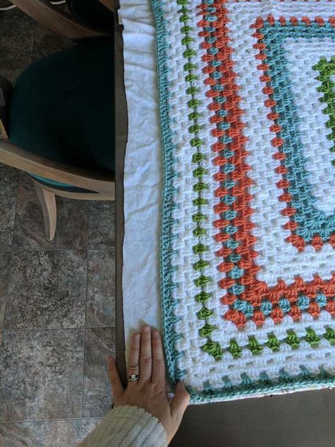 How to fabric back a crochet blanket - Imgur Applique Cards, Crotchet Blankets, Crochet Quilts, Crochet Baby Poncho, Crocheted Afghans, Beautiful Baby Blanket, Crochet Quilt, Crochet Unicorn, Crochet Fabric