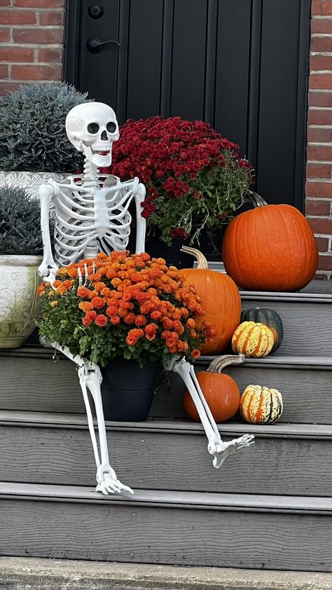 12 Ft Skeleton Ideas Fall, Skeleton On Front Porch, Halloween Photo Backdrop Ideas, Front Yard Skeleton Ideas, Disney Halloween Front Yard, Diy Front Yard Fall Decor, Fall Skeleton Decor, Halloween Driveway Ideas, Fall Front Yard Decorations