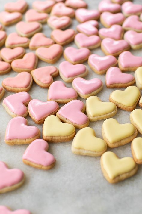 The BEST recipe and tips for making heart-shaped sugar cookies. These are mini cookies that are so delicious and addicting! You will love these! #Cookies #Sugar #Recipes #Frosting #Tips #Baking #Valentine'sDay Best Royal Icing Recipe, Heart Shaped Sugar Cookies, Roll Out Sugar Cookies, Italian Rainbow Cookies, Fondant Recipe, Sugar Cookie Royal Icing, Sugar Cookie Icing, Baking Substitutes, Royal Icing Recipe